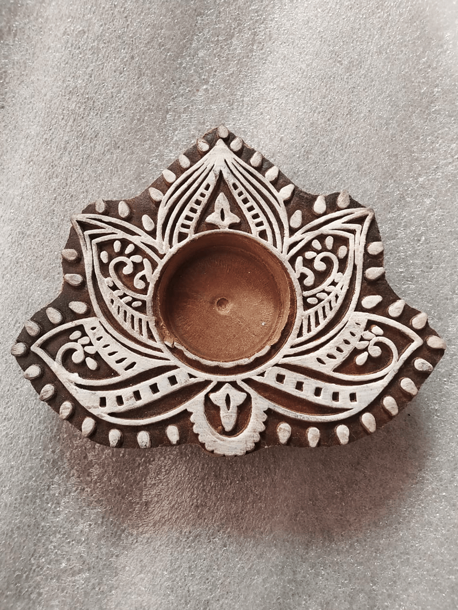 carved leaf-shaped tea light